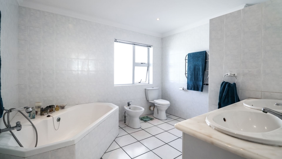 5 Bedroom Property for Sale in Stilbaai Wes Western Cape